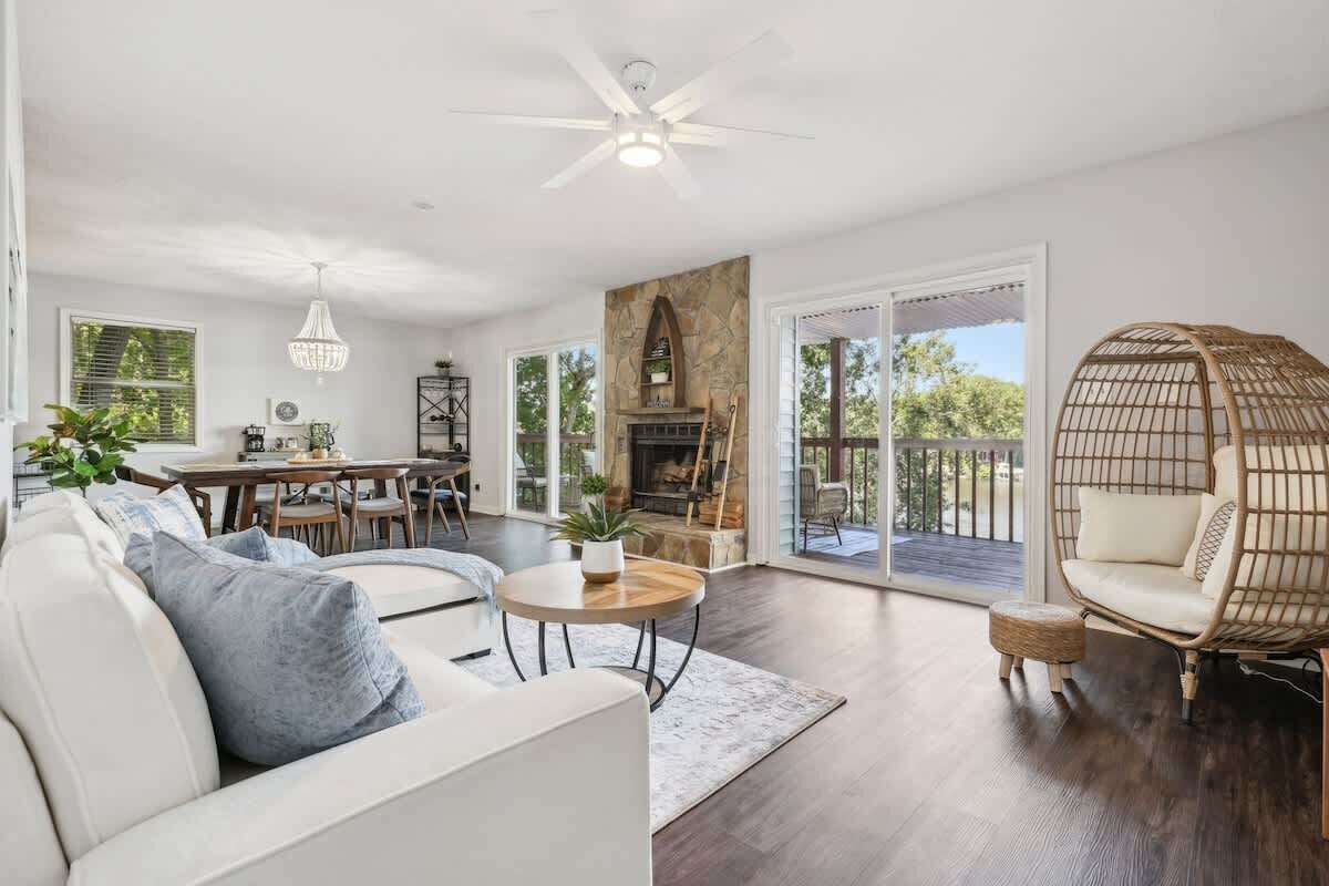 Télévision, cheminée, jeux vidéo, espaces bureaux