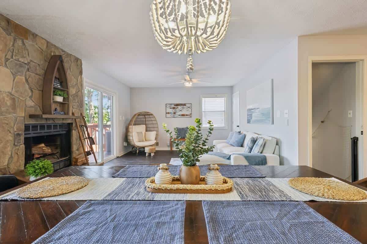 Fernseher, Kamin, Videospiele, Arbeitsbereiche