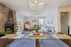 Télévision, cheminée, jeux vidéo, espaces bureaux