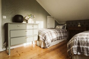 6 bedrooms, iron/ironing board, WiFi, bed sheets - Cozy and beautiful farm with horses and other animals. Welcome to a bubble! (Nyland)