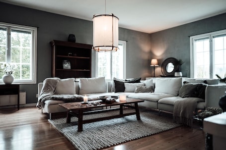 Fernseher, Kamin. Cozy and beautiful farm with horses and other animals. Welcome to a bubble!