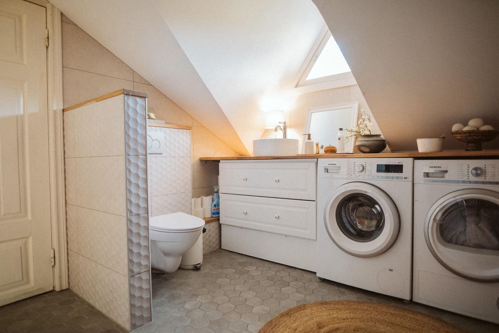 Haartrockner, Handtücher, Seife, Toilettenpapier