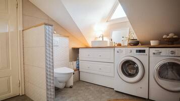 Haartrockner, Handtücher, Seife, Toilettenpapier