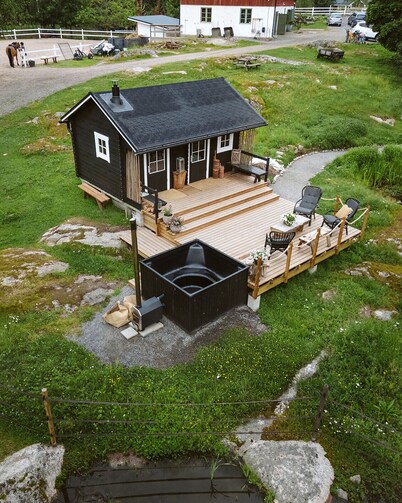 Cozy and beautiful farm with horses and other animals. Welcome to a bubble!