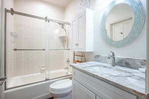 Shower, hair dryer, towels, shampoo - Under the Palms - Relaxing Condo, Shared Pool & Parking (Key West)