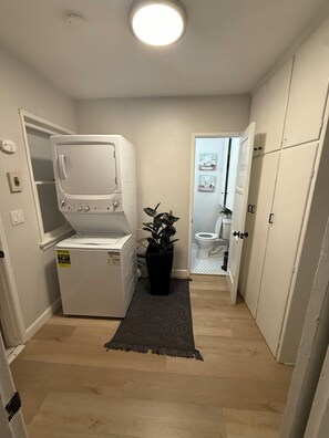 Dusj, hårføner, håndklær og såpe