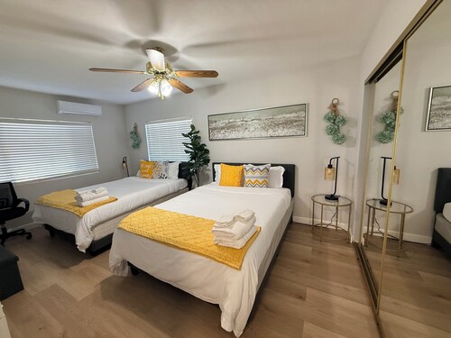 Relaxing Cozy Back House Studio with Backyard