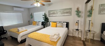 Relaxing Cozy Back House Studio with Backyard