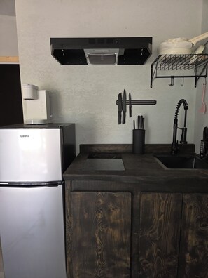 Private kitchen - Delightful 2-bedroom cabin with AC in charming Babb (Babb)