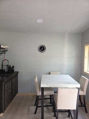 Dining - Delightful 2-bedroom cabin with AC in charming Babb (Babb)