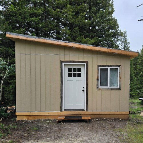 Delightful 2-bedroom cabin with AC in charming Babb