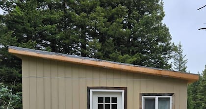 Delightful 2-bedroom cabin with AC in charming Babb