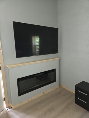 Interior - Delightful 2-bedroom cabin with AC in charming Babb (Babb)