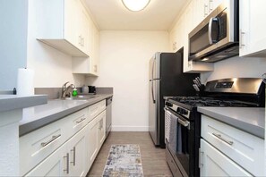 Kjøleskap, mikrobølgeovn, ovn og kokeplater