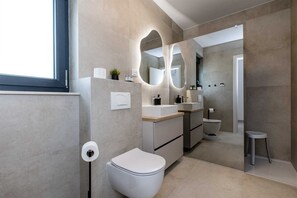 Douche, sèche-cheveux, serviettes fournies