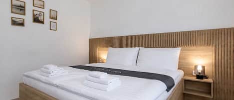 4 bedrooms, iron/ironing board, WiFi (free), bed sheets