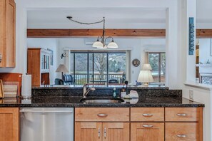 Interior - 3BR Retreat, Fireplace & Club | Landmark 3C (Hartford)