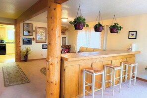 Interior - Elegant Lofted Home in Kanab - On Site Hiking & Red Rock Views! East Zion Base (Kanab)