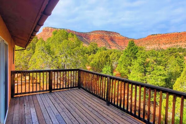 Terrace/patio - Elegant Lofted Home in Kanab - On Site Hiking & Red Rock Views! East Zion Base (Kanab)