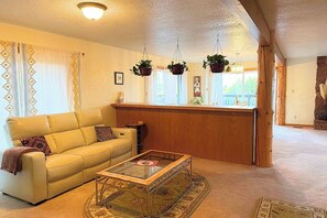 Smart TV, books - Elegant Lofted Home in Kanab - On Site Hiking & Red Rock Views! East Zion Base (Kanab)