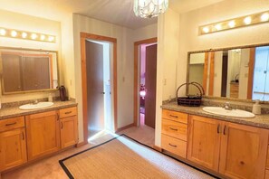 Jetted bath, hair dryer, towels, soap - Elegant Lofted Home in Kanab - On Site Hiking & Red Rock Views! East Zion Base (Kanab)