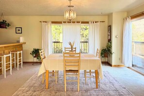 Interior - Elegant Lofted Home in Kanab - On Site Hiking & Red Rock Views! East Zion Base (Kanab)