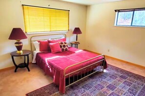1 bedroom, travel cot, free WiFi, bed sheets - Elegant Lofted Home in Kanab - On Site Hiking & Red Rock Views! East Zion Base (Kanab)