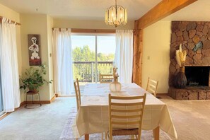 Dining - Elegant Lofted Home in Kanab - On Site Hiking & Red Rock Views! East Zion Base (Kanab)
