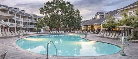 Una piscina al aire libre, una piscina climatizada