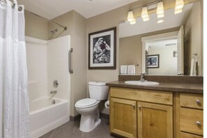 Hair dryer, towels, soap, shampoo - WorldMark Windsor 3br Condo, Sleeps 8 (Windsor)