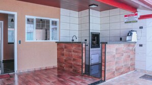 Zona de recepción con mostrador, señal que indica disponibilidad de WiFi y puerta que da a otra sala.