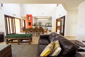 TV - Casa com Área Gourmet e Quintal a 200 m da Praia (Itanhaém)