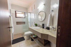 Shower, towels - Casa com Área Gourmet e Quintal a 200 m da Praia (Itanhaém)