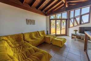 TV - Casa com Área Gourmet e Quintal a 200 m da Praia (Itanhaém)