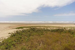 Beach - Casa com Área Gourmet e Quintal a 200 m da Praia (Itanhaém)