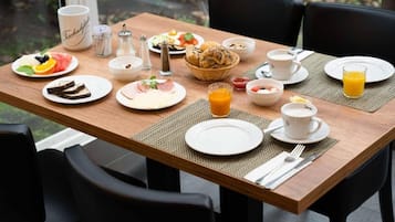 Tägliches inbegriffenes Frühstücksbuffet