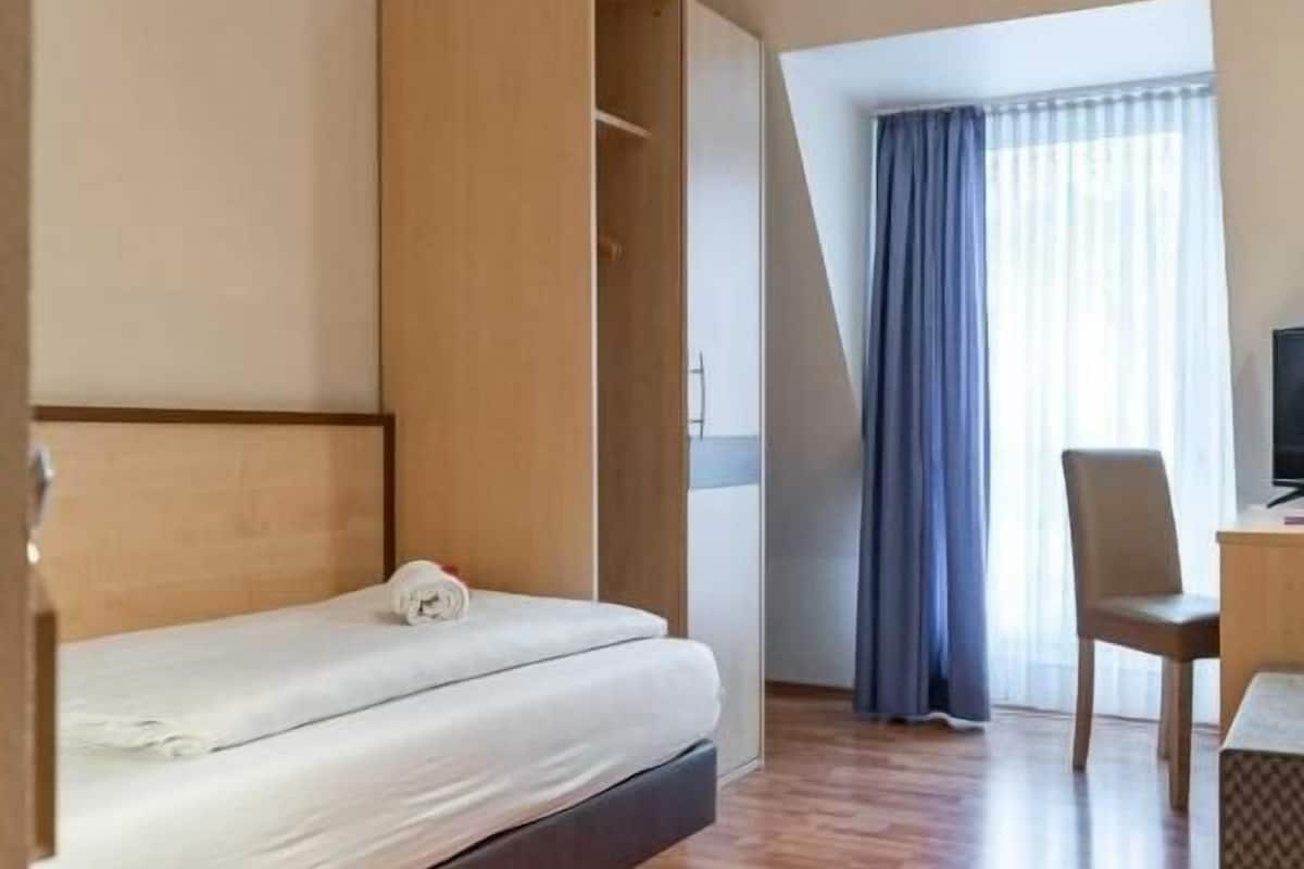 Yhden hengen businesshuone | Työpöytä, äänieristys, silitysrauta/-lauta, ilmainen Wi-Fi