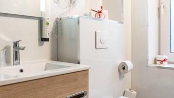 Kahden hengen businesshuone | Kylpyhuone | Suihku, hiustenkuivaaja, pyyhkeet