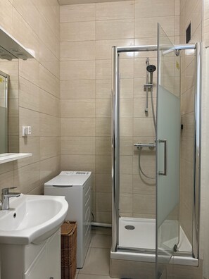 Dusche, Haartrockner, Handtücher, Seife