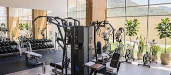 Ocean View Balcony | AC, Wi-Fi, Pool, Sauna & Gym
