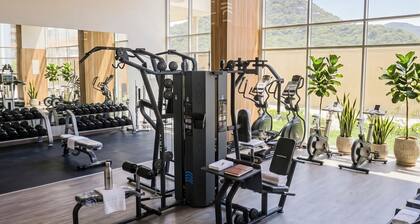 Ocean View Balcony | AC, Wi-Fi, Pool, Sauna & Gym