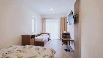 Habitación triple, balcón, vista al jardín | Wifi gratis
