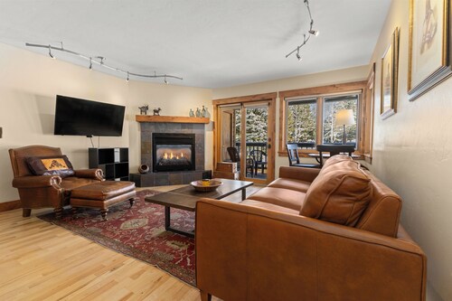 Updated Unit | Walk to Ski Rentals & Dining | Hot Tub | On Bus Route