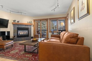Smart TV - A/C in Summer | Walk to Ski Rentals & Dining | Hot Tub | On Bus Route (Steamboat Springs)