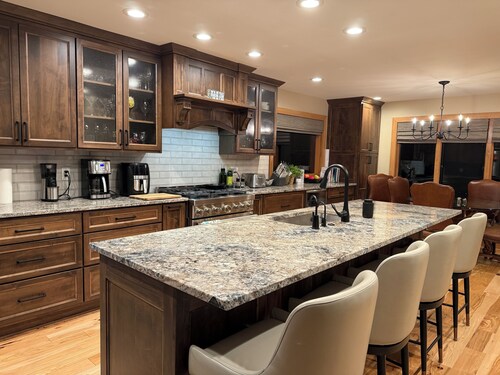 Welcoming 2-bedroom house, wooded lot in charming Dublin