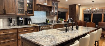 Welcoming 2-bedroom house, wooded lot in charming Dublin