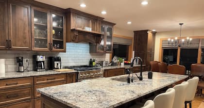 Welcoming 2-bedroom house, wooded lot in charming Dublin