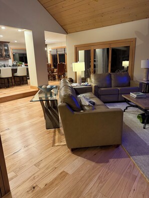 Living area - Welcoming 2-bedroom house, wooded lot in charming Dublin (Dublin)