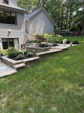 Property grounds - Welcoming 2-bedroom house, wooded lot in charming Dublin (Dublin)