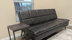 Living area - 99 per Night - New home next to KimberlyClark.662 - cleaning &taxes not included (Paris)